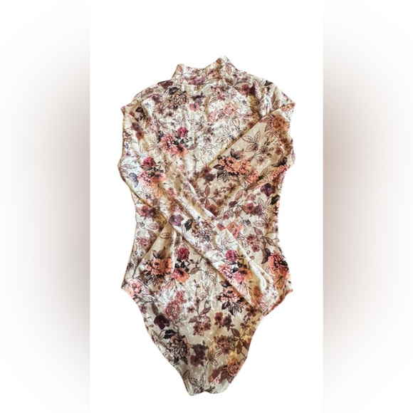 Coco + Jaimeson Velvety Floral Long Sleeve Bodysuit, Medium. - Picture 7 of 9